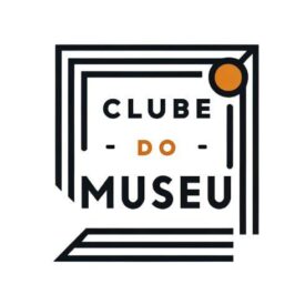 "Logotipo do Clube do Museu. O desenho traz linhas pretas formando um quadrado aberto no canto inferior esquerdo, sugerindo profundidade, como uma moldura ou espaço arquitetônico. No canto superior direito há um círculo laranja. No centro da imagem, em letras maiúsculas, está escrito 'CLUBE DO MUSEU', com a palavra 'DO' destacada em laranja."