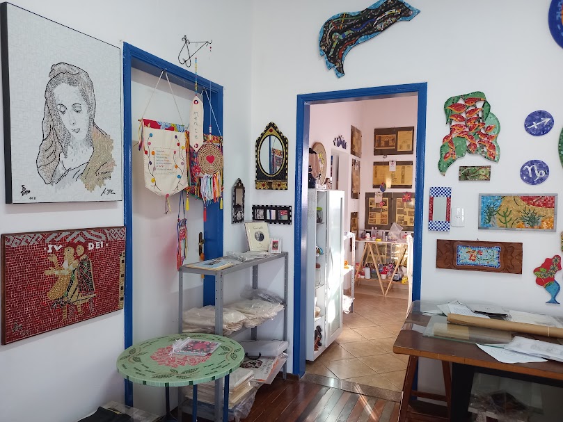 Venha conhecer o processo criativo e produtivo na execução de um mural em mosaico no Atelier Sandra Paro Arquitetura em mosaico para valorizar os caminhos da arte, cultura, memória e o patrimônio de Penápolis.