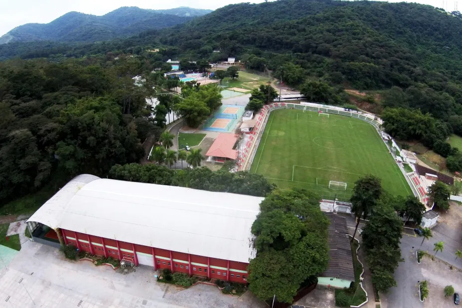A Associação Esportiva e Recreativa Usipa com uma trajetória de sucesso, que vai Brasil afora. Com sua atuação exuberante nas áreas social, de esporte, meio ambiente e negócios, o clube se destaca pela longevidade e tradição. Em meio a tantos desafios superados e em constante melhoria, a infraestrutura da Usipa impressiona, ocupando uma área de mais de 450 mil metros quadrados. O clube oferece uma variedade de instalações, incluindo um parque aquático com piscina olímpica aquecida, brinquedos como toboáguas e escorregadores, playground aquático infantil, ginásio coberto, estádio de futebol, zoológico, quadras poliesportivas, centro de treinamento, pista de atletismo, alojamento para atletas, área de eventos, além do Centro de Avaliação e Apoio ao Treinamento (CAAT). Essa trajetória marcada por investimentos e crescimento, faz a Usipa contar atualmente com mais de 3.200 associados titulares e mais de 13 mil dependentes, além de 2.200 atletas. O Centro de Biodiversidade da Usiminas (Cebus), mantido pela instituição, é uma referência científica dedicada à preservação de espécies em extinção, pesquisa e educação ambiental, bem como a reintegração de animais à natureza. A Usipa também se destaca como uma associação que promove o desenvolvimento regional no Vale do Aço, com a Expo Usipa. Um evento que há 34 anos reúne empresas das áreas de indústria, comércio e prestação de serviços de todo o Brasil. Em sua última edição, a Expo Usipa reuniu mais de 33 mil visitantes e 300 empresas participantes, de diversas regiões do Brasil e do exterior. Onde toda a renda da feira de negócios é voltada para o desenvolvimento social e ambiental.