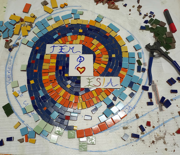 Mosaico poético CACOS (in) VERSOS no muro do Museu do Sol
