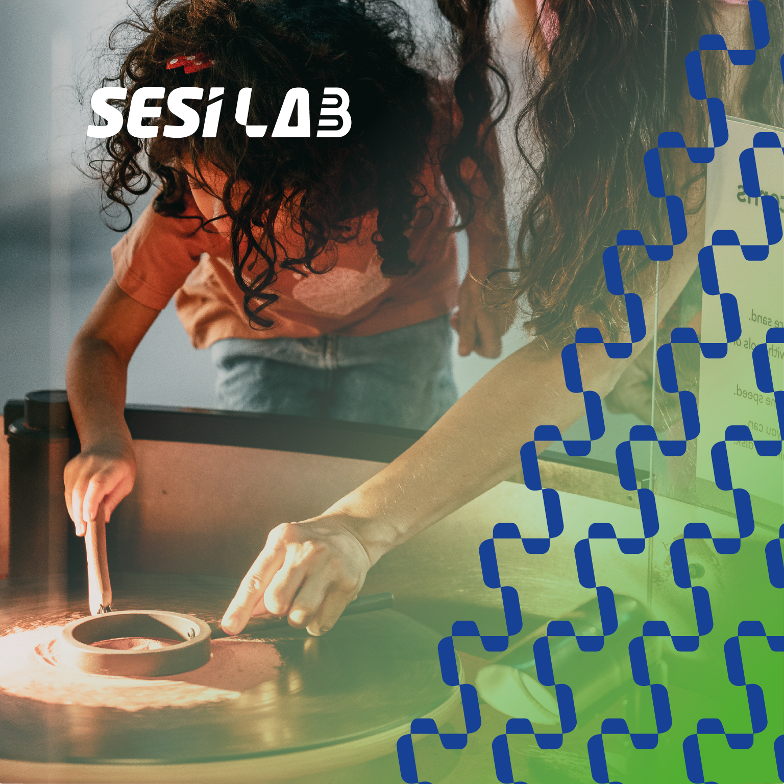 Foto de criança e mulher interagindo areia vermelha, criando padrões giratórios. A marca do SESI Lab em branco no canto esquerdo superior e grafismos da marca em azul com gradiente verde no canto inferior direito.