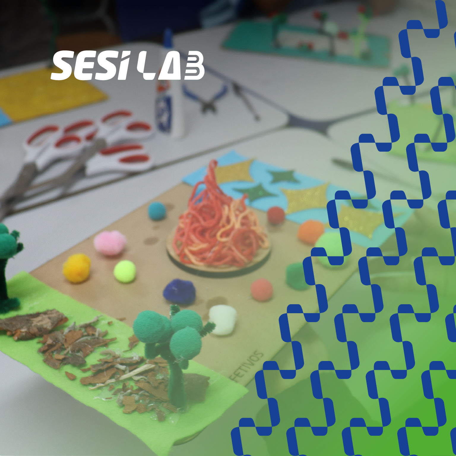 Fotografia de um Mapa Afetivo representando um parque com fogueira ao centro. É possível os materiais utilizados (pompons, papel, barbante, serragem e feltro).