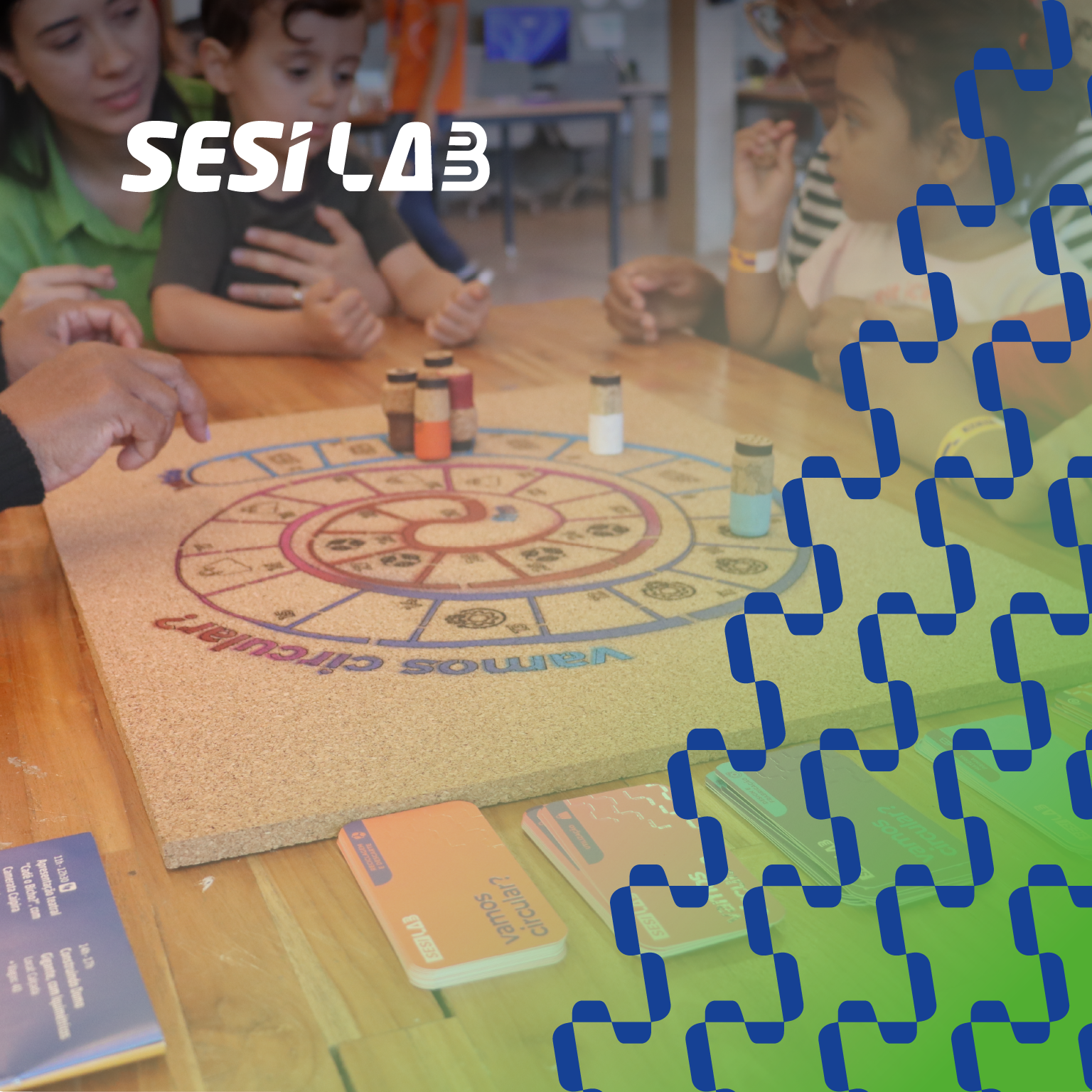 Pessoas jogando o jogo Vamos Circular com tabuleiro de cortiça, pinos de rolha e coloridas de cartão.