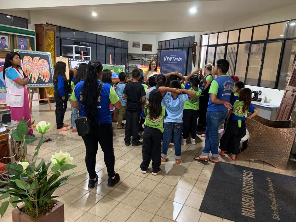 Alunos do Colégio Estadual Indígena Teko Ñemoingo.