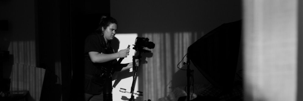 Imagem da cineasta em ação.