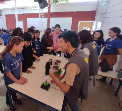 O projeto Hora da Energia leva experimentos interativos às escolas, despertando a curiosidade sobre energia e sustentabilidade.
