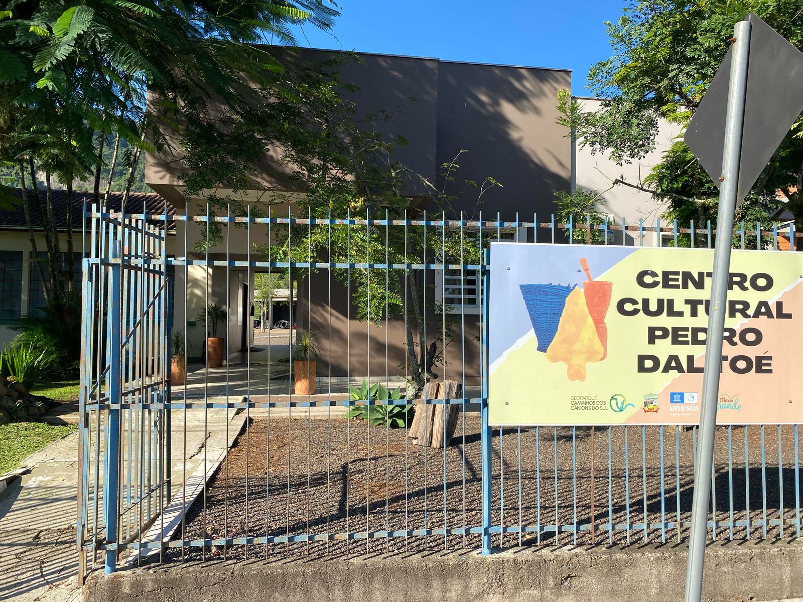 Imagem da fachada do Centro Cultural Pedro Dal Toé, onde localiza-se o Museu da Terra e da Cultura de Morro Grande.