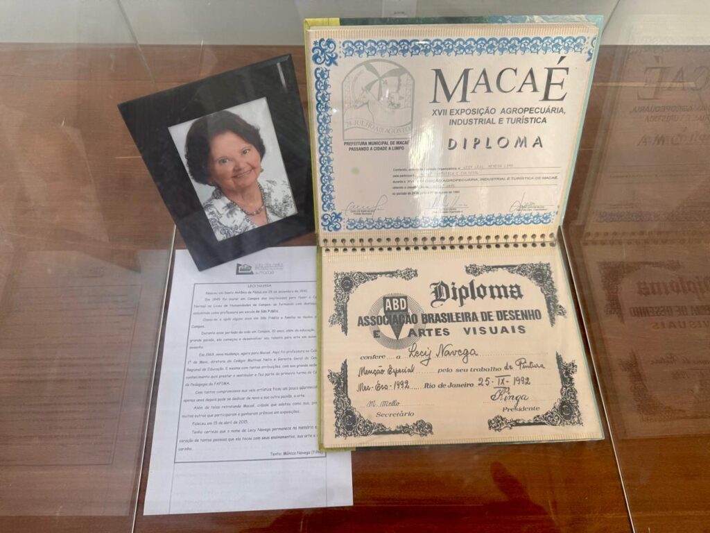 Foto da artista plástica Lecy Navega Biografia Álbum de Diplomas e Certificados conferidos à artista