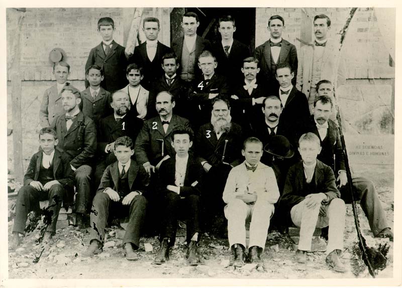 Professores e alunos na construção do Edifício Makenzie