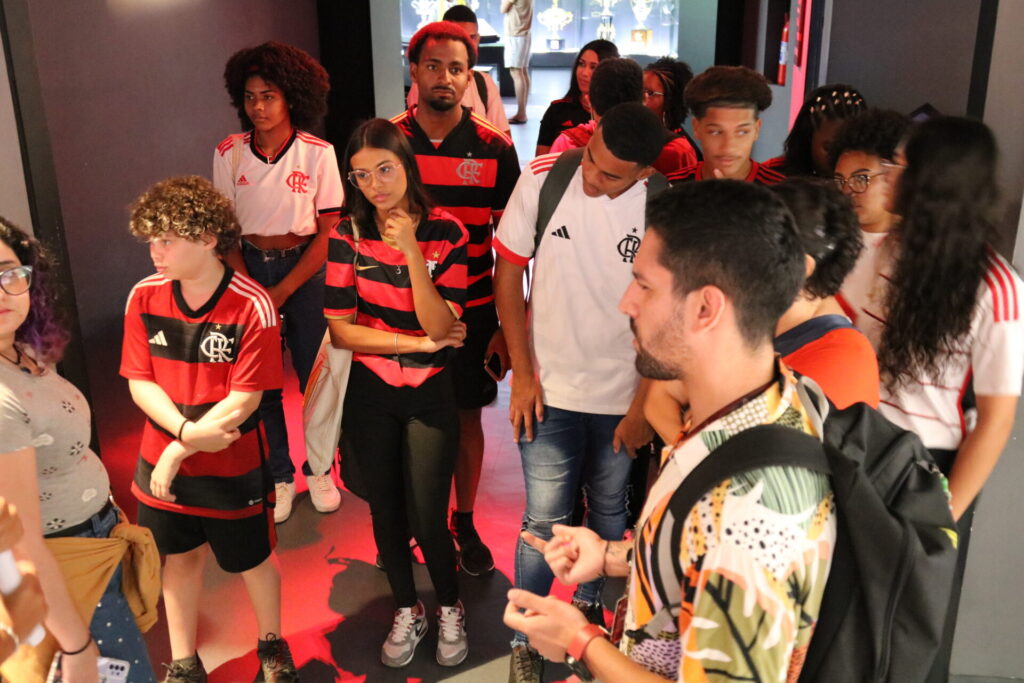 Departamento de Patrimônio Histórico realizando uma visita mediada pelo Museu Flamengo.