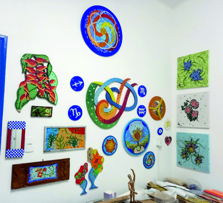um passeio de encantamento pelo espaço artístico do atelier Sandra Paro Arquitetura em Mosaico através da arte milenar do mosaico