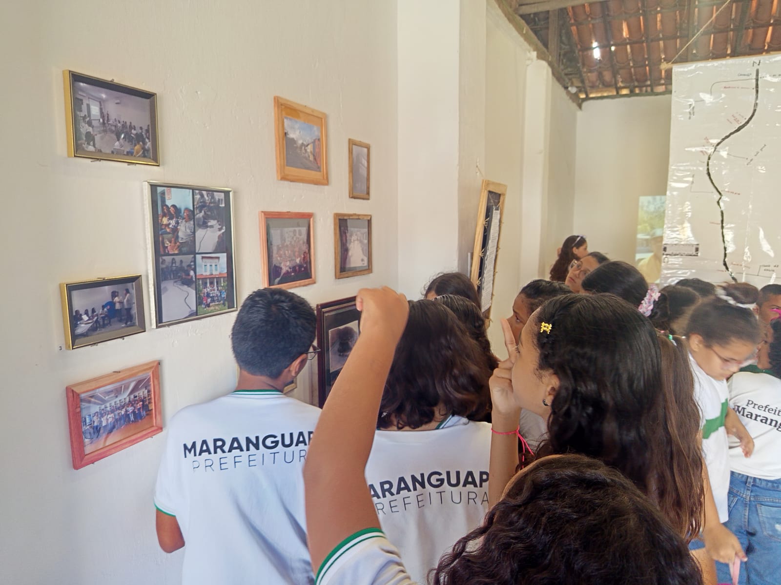 Oficina "Arte de Pinta com terra" com estudantes da Escola Luiz Girão.