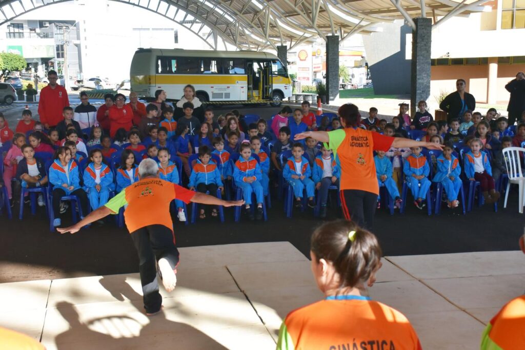 ALUNOS DA ESCOLA HENRIQUE GHELLERE ASSISTEM APRESENTAÇÃO PESTALOZZI.