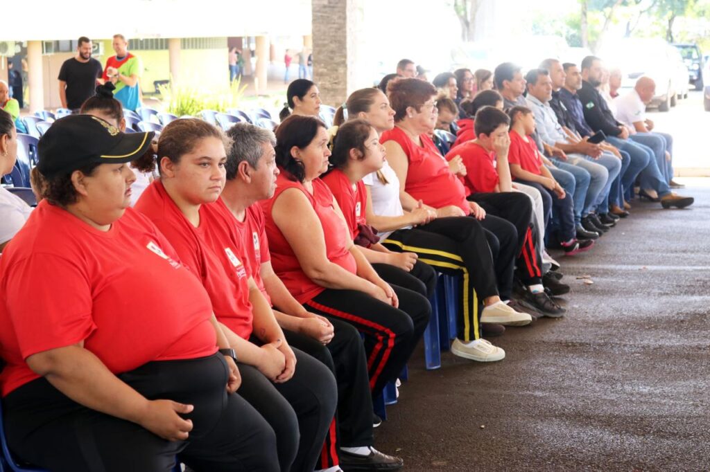 ALUNOS PESTALOZZI ASSISTEINDO A APRESENTAÇÃO DA GINÁSTICA ACROBÁTICA.