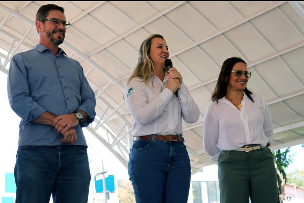 Estiveram presente na abertura do evento a presidente da Câmara de Vereadores Sra. Juliane Dandoline e o vice prefeito de Medianeira Sr. Evandro Rolling Mees.