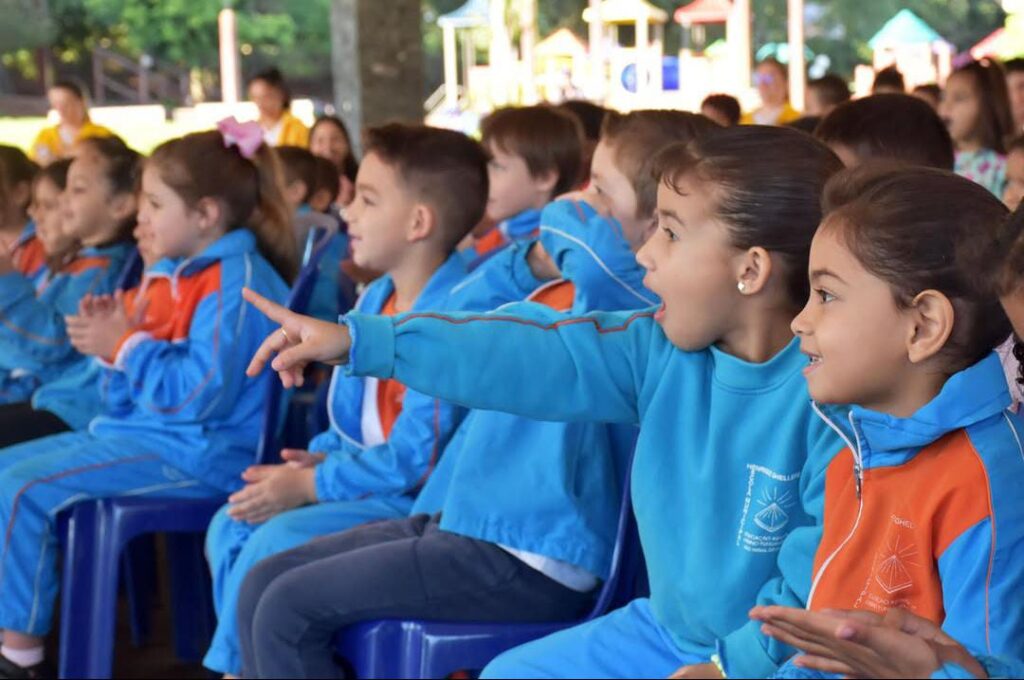 ALUNOS DA ESCOLA HENRIQUE GHELLERE ASSISTEM APRESENTAÇÃO PESTALOZZI.