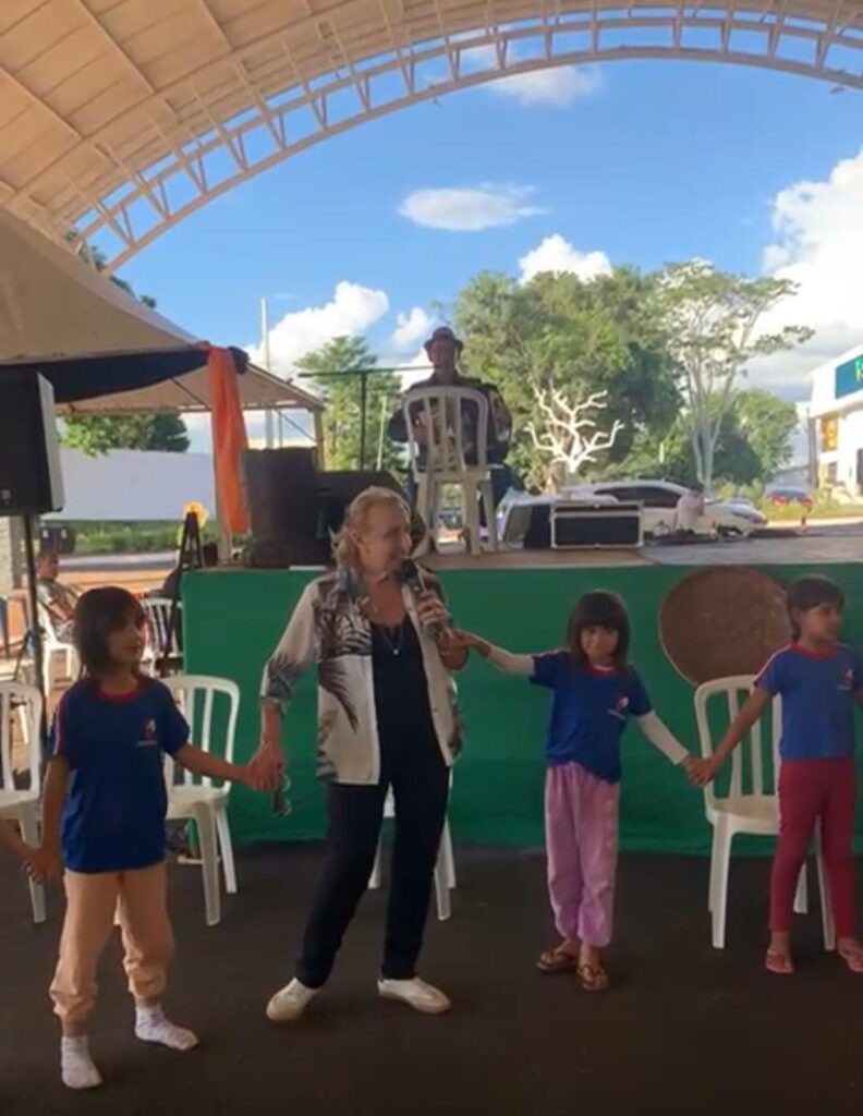 Pioneira Sra. Gelci Piccoli Ghellere, brincando e ensinando para os alunos uma brincadeira antiga.