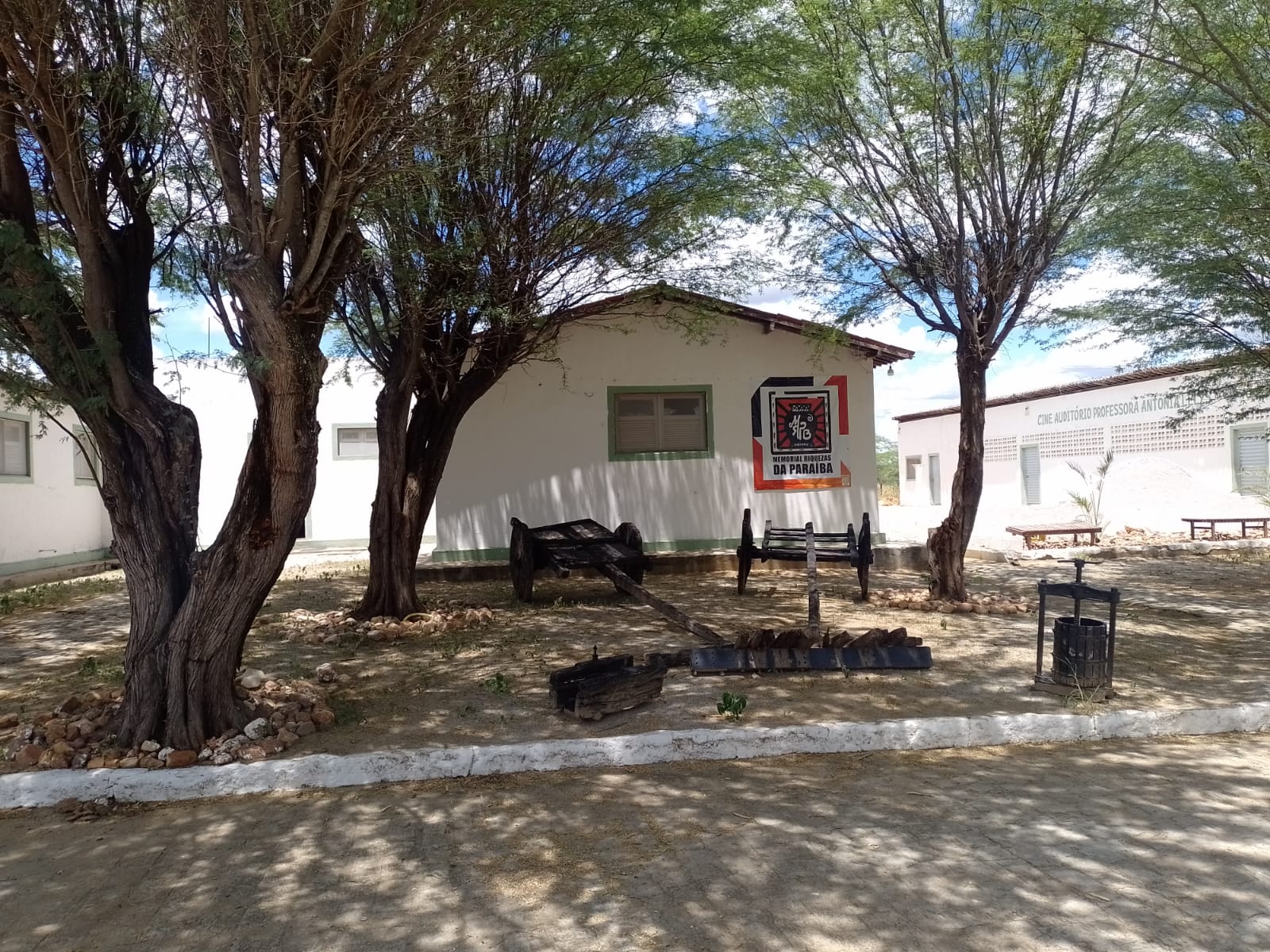 A exposição do Museu a Céu Aberto do Memorial das Riquezas da Paraíba convida o visitante a uma imersão na história da força motriz que impulsionou o desenvolvimento do estado: a relação entre o homem e a máquina. Em um só espaço, estão reunidos motores, geradores e equipamentos históricos que desempenharam papel fundamental no progresso socioeconômico da Paraíba