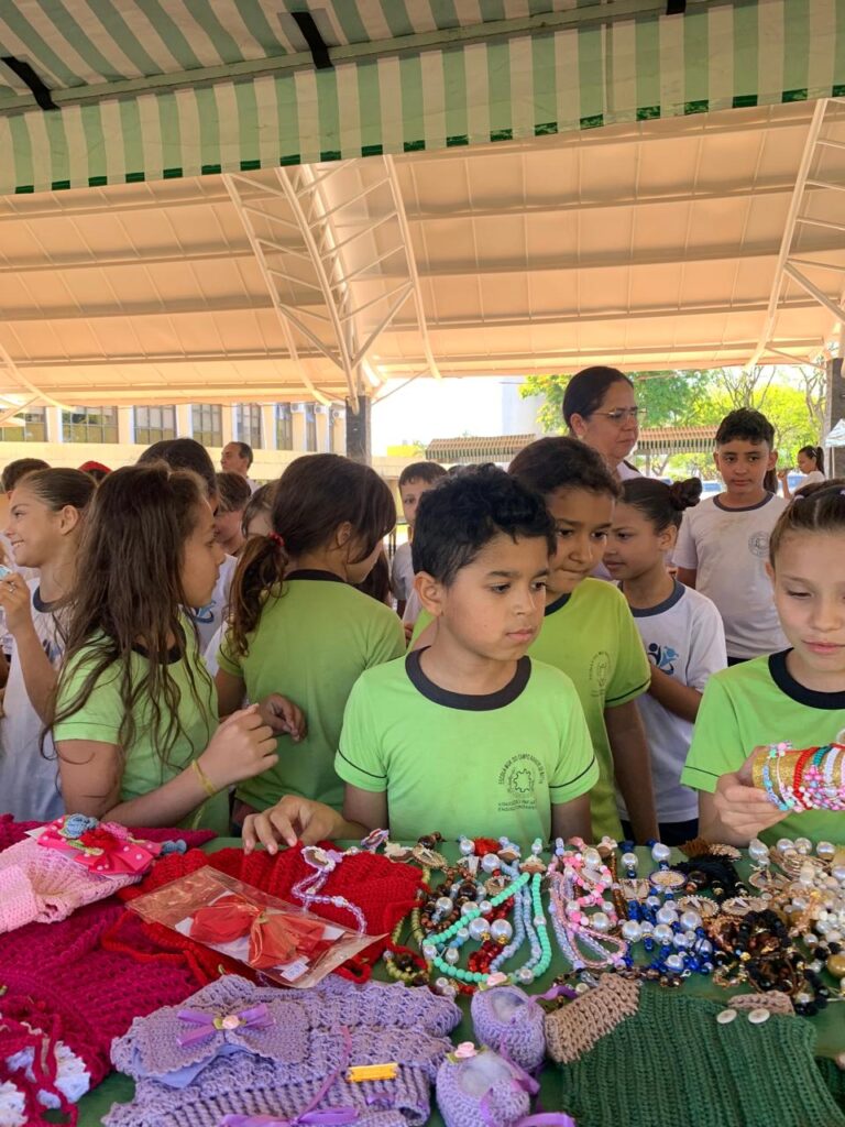 ALUNOS DA ESCOLA MUNICIPAL RAINERI DE MATTIA NA OFICINA DO ARTESANATO.