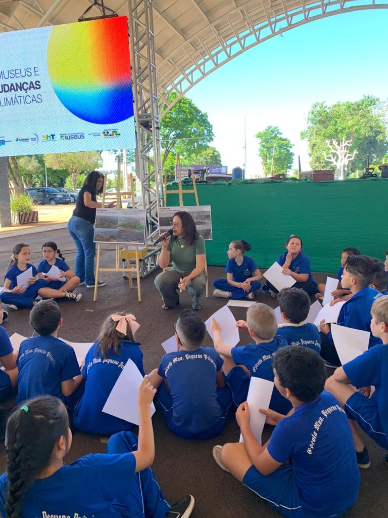 ALUNOS DA ESCOLA MUNICIPAL PEQUENO PRINCÍPE FAZENDO UMA RELEITURA DOS QUADROS, COM O TEMA ANTROPOCENO.