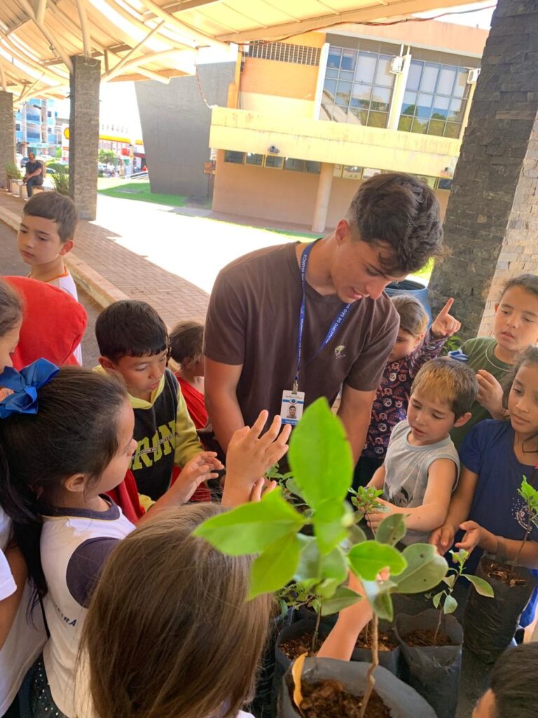ALUNOS DAS ESCOLAS MUNICIPAIS NA OFICINA DO MEIO AMBIENTE.