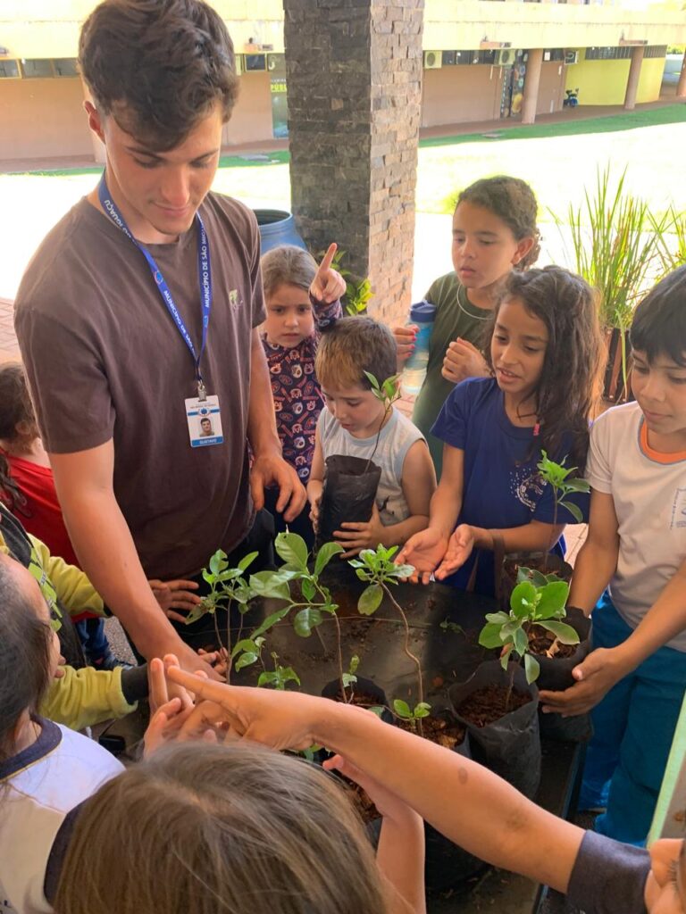 ALUNOS DAS ESCOLAS MUNICIPAIS NA OFICINA DO MEIO AMBIENTE.