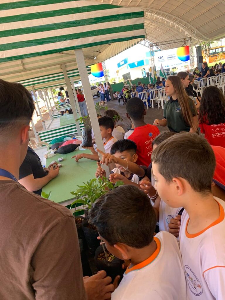 ALUNOS DAS ESCOLAS MUNICIPAIS NA OFICINA DO MEIO AMBIENTE.