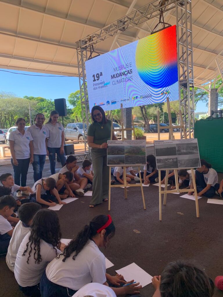ALUNOS DA ESCOLA MUNICIPAL VITORINO BARBIERO FAZENDO UMA RELEITURA DOS QUADROS, COM O TEMA ANTROPOCENO.