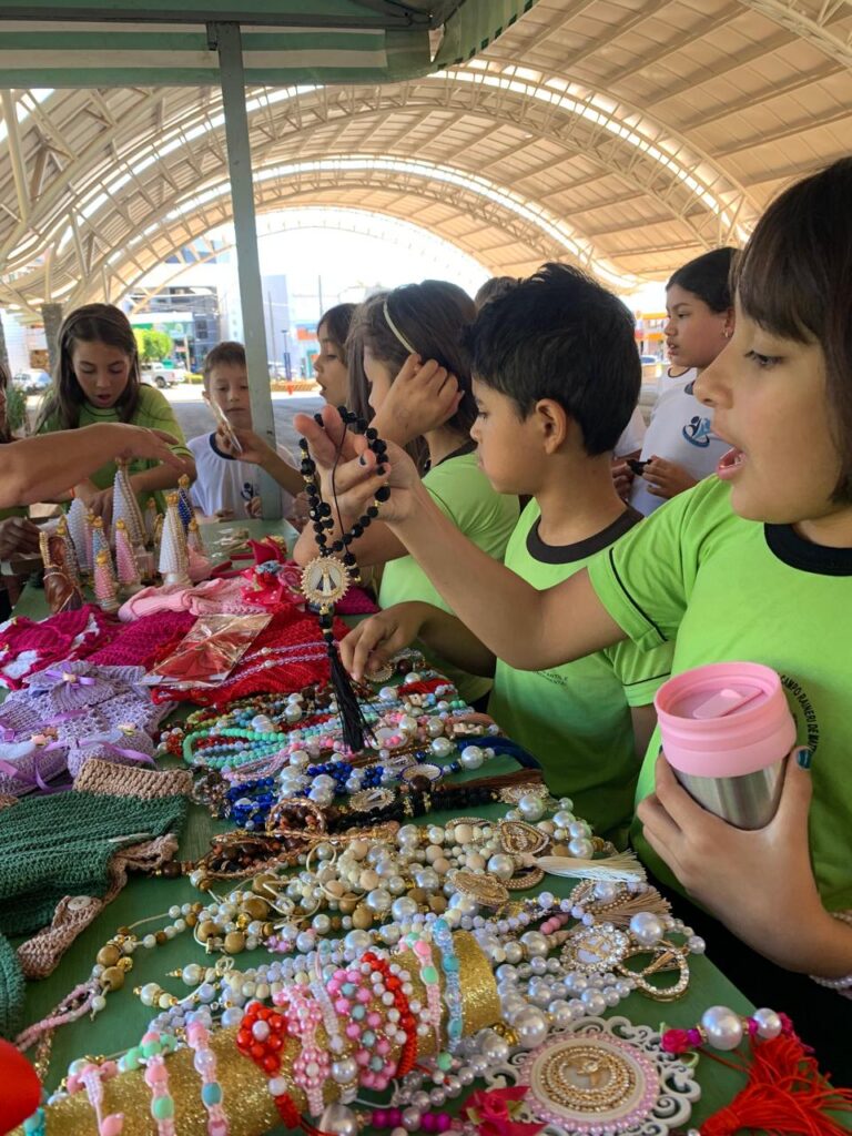 ALUNOS DA ESCOLA MUNICIPAL RAINERI DE MATTIA NA OFICINA DO ARTESANATO.