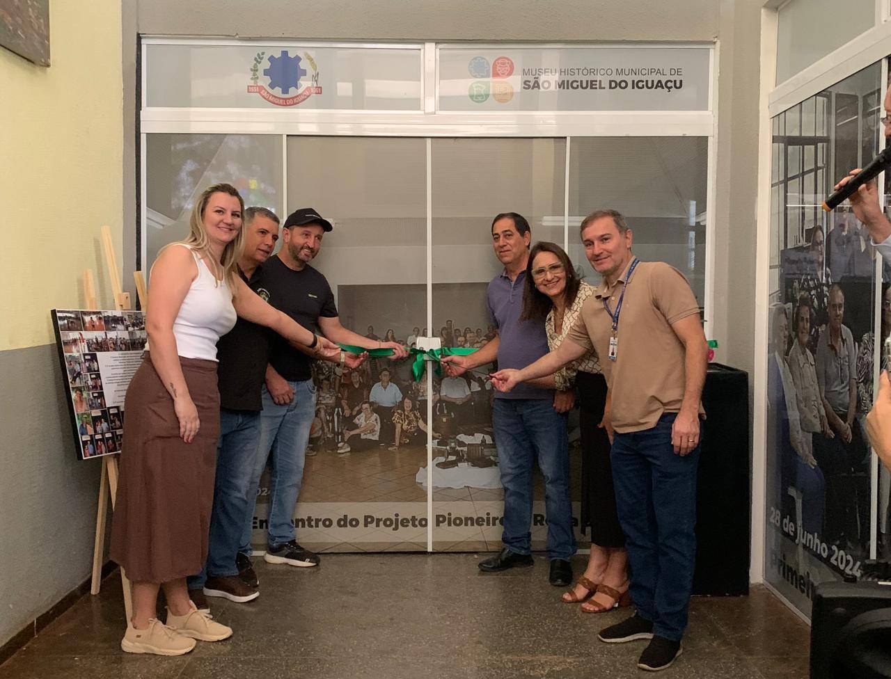 A Ciência na Esfera é uma ferramenta educacional desenvolvida pela Agência Americana de Oceanos e Atmosfera (NOAA), com o objetivo de ilustrar o planeta Terra e seus diferentes fenômenos – oceanográficos, atmosféricos, geológicos e ecológicos. O sistema consiste em um grande globo que recebe imagens projetadas por quatro projetores sincronizados digitalmente, permitindo uma visualização global e interativa. O visitante tem a sensação de observar o planeta a partir do espaço! Durante a exposição, é possível visualizar de forma intuitiva os fenômenos, tornando o aprendizado uma verdadeira experiência visual e sensorial.