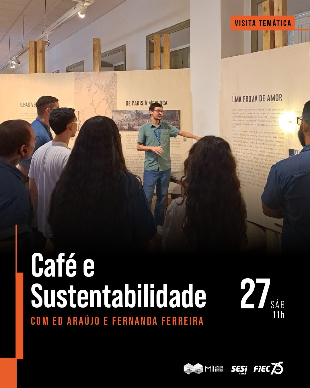 A imagem é uma fotografia captada em uma visita mediada à exposição Caminhos do Café no Ceará, em cartaz no Museu da Indústria. Na foto, várias pessoas são vistas de costas, com apenas a metade superior de seus corpos visível ao fundo. No centro da imagem, destaca-se um rapaz jovem de óculos, blusa verde, crachá azul e calça jeans que aponta para um painel textual de cor madeira crua, explicando algo sobre a exposição. Abaixo da imagem, há elementos acrescentados: O nome da atividade "Café e sustentabilidade, 27 (sábado) na cor branca e "Com Ed Araújo e Fernanda Ferreira", em letras laranjas.