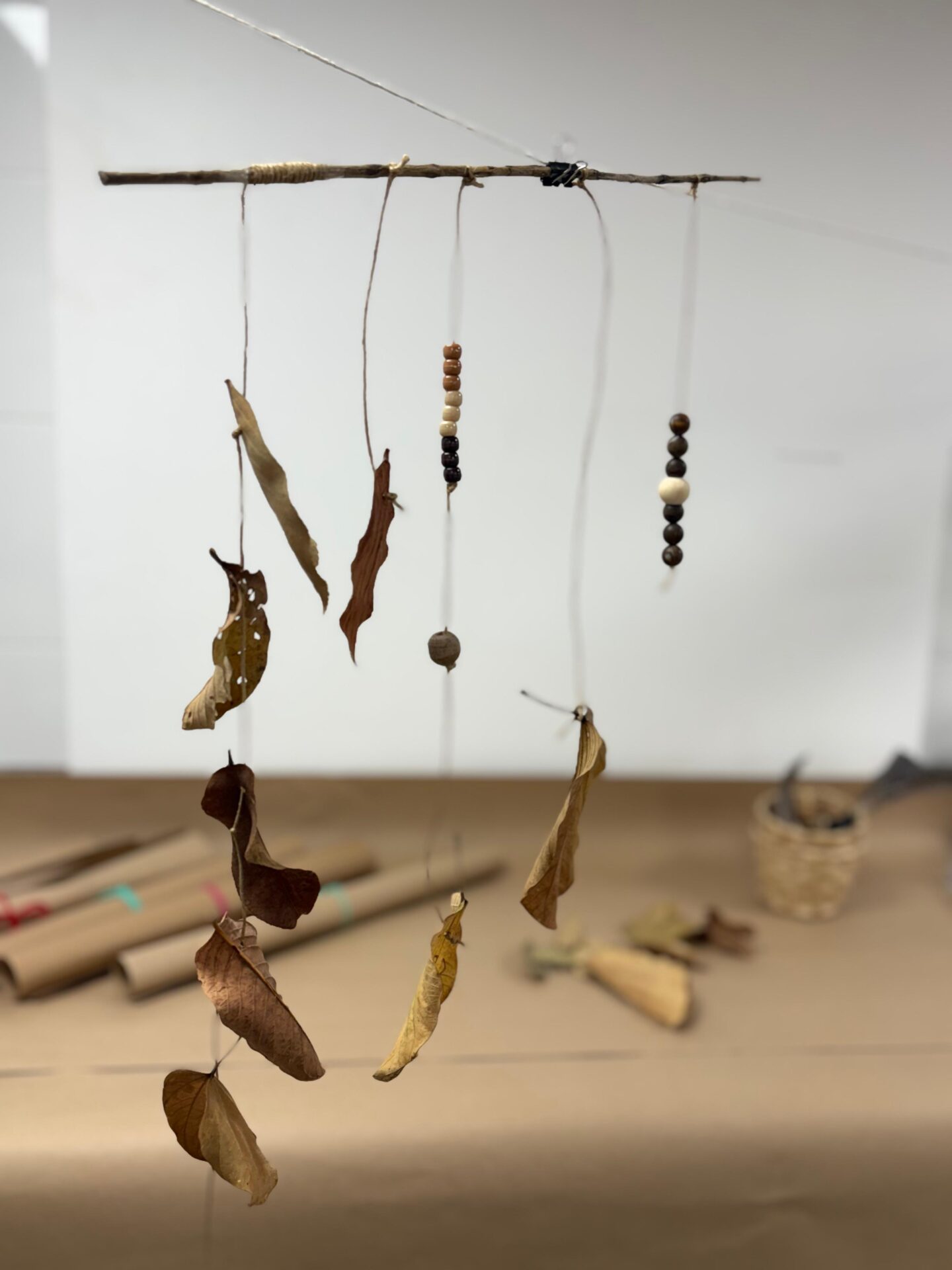 Exemplo de móbile feito com materiais naturais reaproveitados