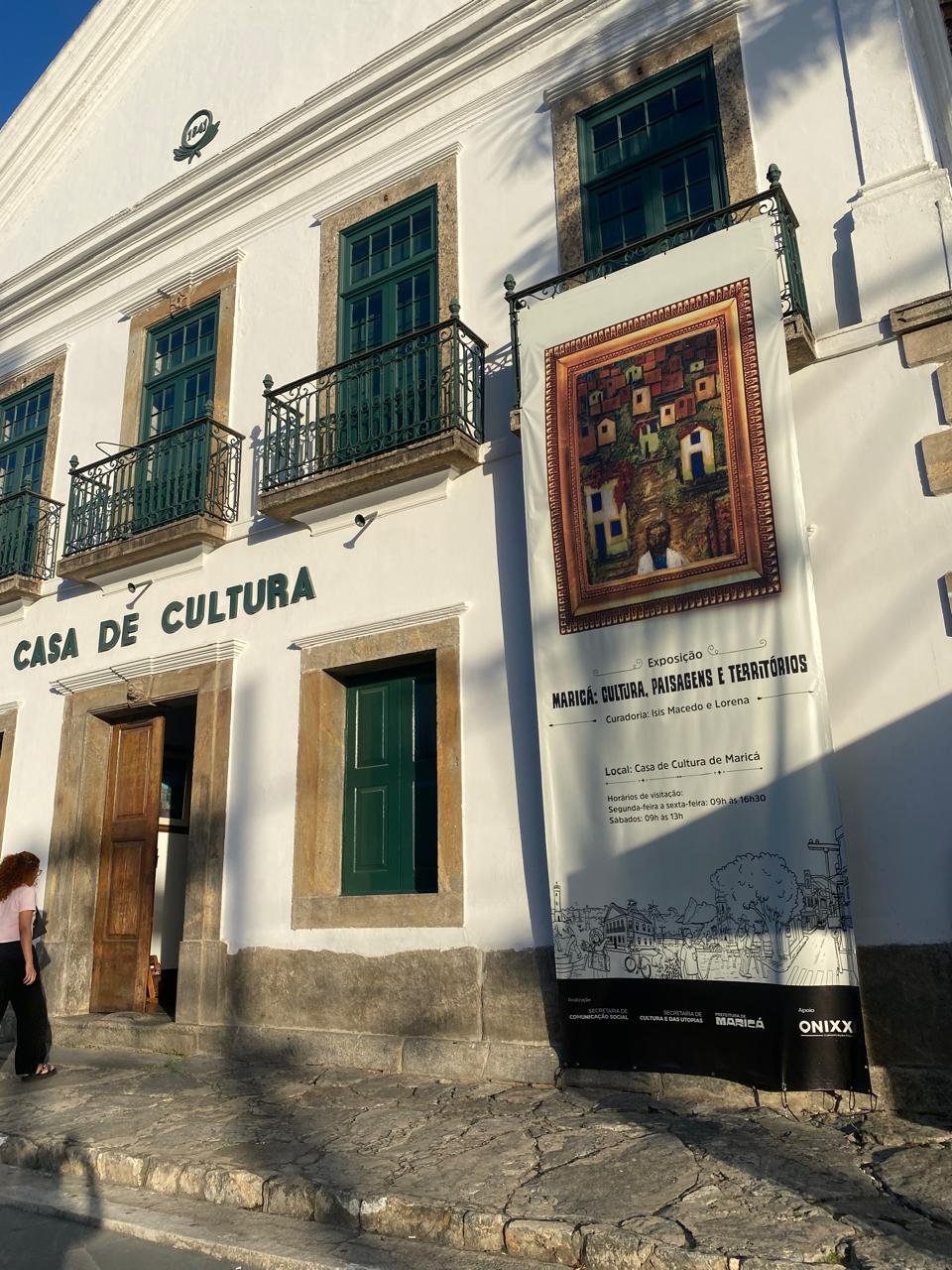 Fachada da Casa de Cultura / Museu Histórico de Maricá com o Banner da Exposição Temporária "Maricá: Cultura, paisagens e territórios"